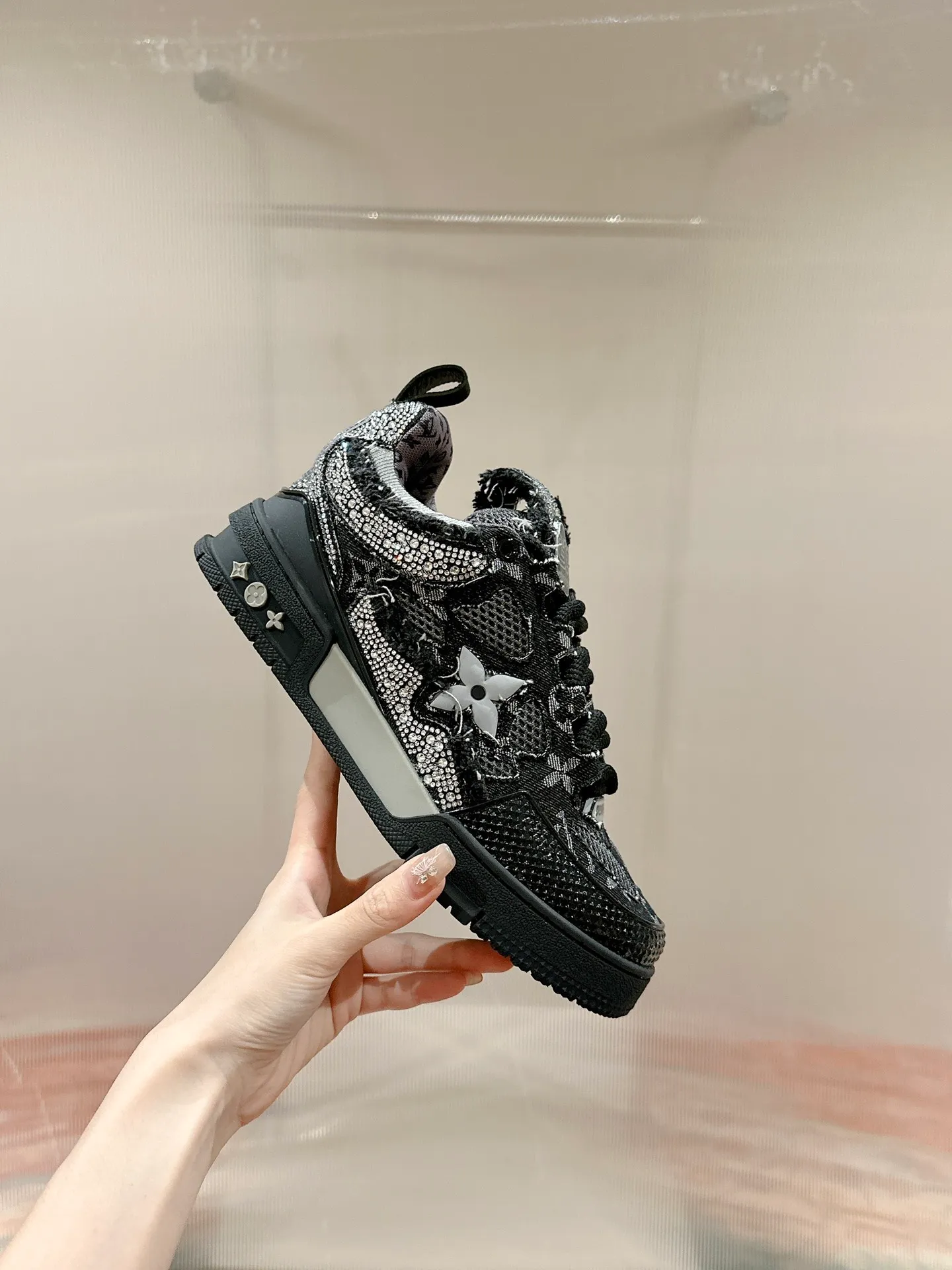 👟👟Ex-factory price 800👟👟 Louis Vuiton·Louis Vuitton🍀 🍀 LV Skate series bread shoes-skateboard shoes-basketball shoes-casual sports shoes top version🔝original purchase, development and production👍🏻[Fireworks] LV Skate has continued The View professional skateboard shoes since 2020. This style continues the fat version of the 90s. Designers added playful touches such as an open mesh tongue and exaggerated laces that pay homage to Axion, es and DC. Unlike your typical skate shoe, this LVSK8 sneaker is made from nubuck leather with TPU trim and Monogram texture. Finally, there are the logos on the heel and tongue as well as the floral pattern on the side. ☑️ Fabric: Original customized first-layer cowhide + breathable mesh ☑️ Lining: Original imported breathable mesh ☑️ Size: Female 35-40 Male 39-44 (Female 40, Male 45.46 customized, non-refundable)